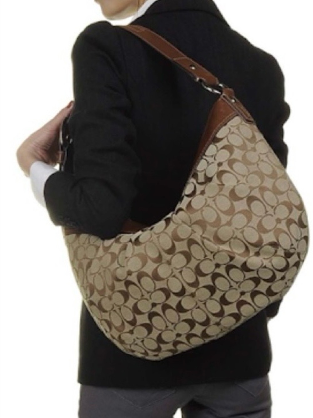 Coach shoulder bag   Comes with dust bag.